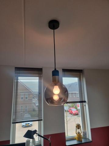 Hanglamp rookglas met gouden accent  beschikbaar voor biedingen