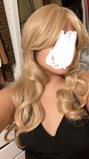 Nieuw lang blonde pruik met golvend haar curtain bangs beschikbaar voor biedingen