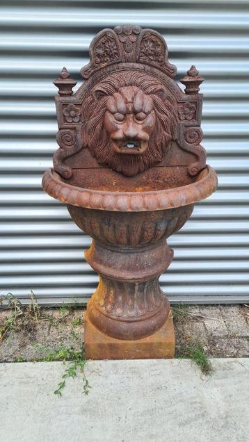 Groot gietijzeren wandornament leeuwenkop en meer tekoop  beschikbaar voor biedingen