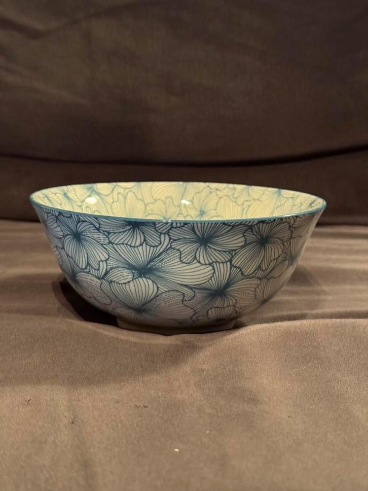 Mooie kom van AH - wit met blauw - bloemenmotief, Huis en Inrichting, Keuken | Servies, Zo goed als nieuw, Kom(men), Overige stijlen