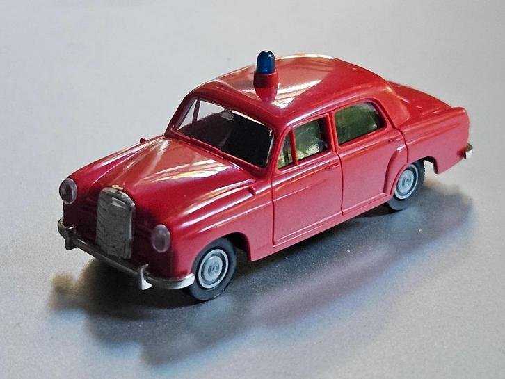 1:87 Mercedes 190 Ponton brandweer Brekina € 7, Hobby en Vrije tijd, Modelauto's | 1:87, Zo goed als nieuw, Auto, Brekina, Verzenden