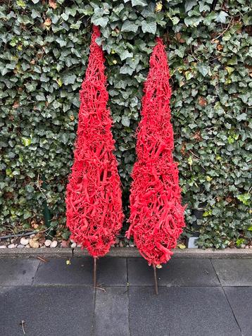 2 Rode fluweel/gevlokte kerstbomen beschikbaar voor biedingen