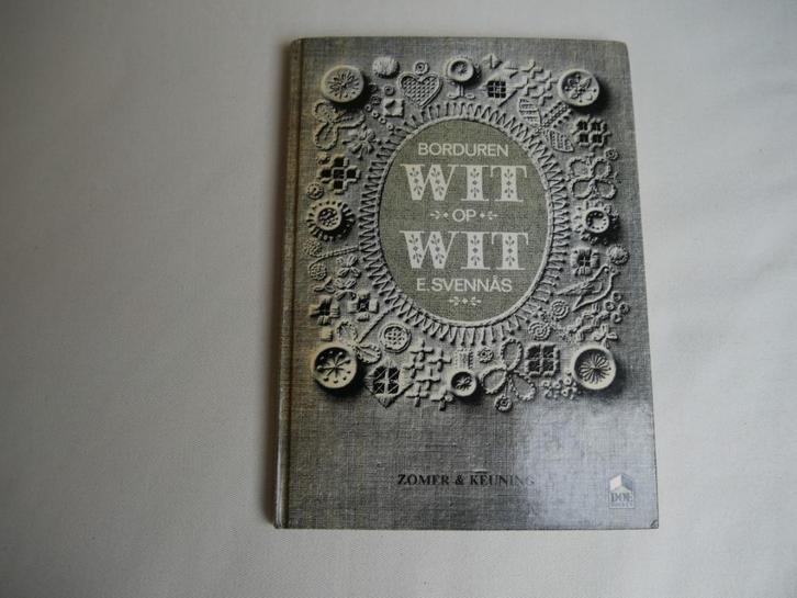 Boek : borduren wit op wit, Hobby en Vrije tijd, Borduren en Borduurmachines, Zo goed als nieuw, Patroon, Handborduren, Ophalen of Verzenden