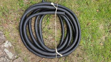 10 meter zwarte tuinslang met grote binnendiameter beschikbaar voor biedingen