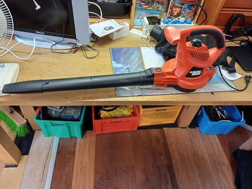 Te koop zeer mooie bladblaazer merk black en dekker 3000w, Tuin en Terras, Bladblazers, Gebruikt, Handgedragen, Elektrisch, Met opvangzak