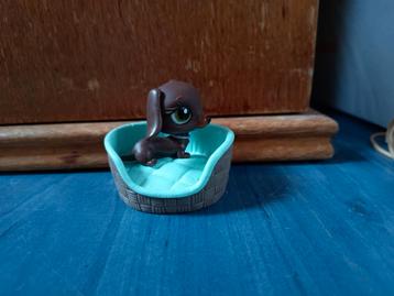 Bruin Bratz teckel hondje met mand beschikbaar voor biedingen