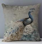 Nieuw, pauw kussenhoes, 45 cm - 45 cm. Kleur is blauw - grij, Verzenden, Nieuw, Overige kleuren, Vierkant