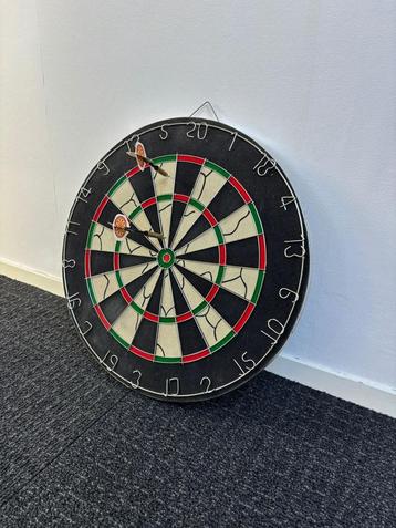 Dartbord met 2 pijlen - Klaar voor gebruik! beschikbaar voor biedingen