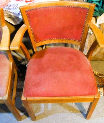 Twee stoelen, stoel beschikbaar voor biedingen