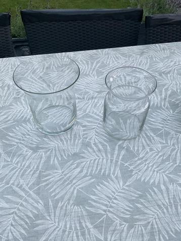 Twee glazen bloemenvazen beschikbaar voor biedingen