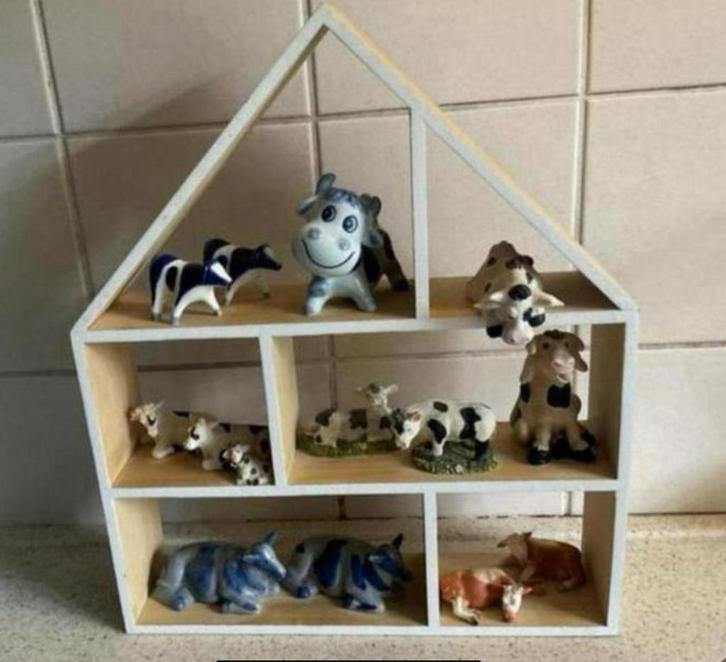 Huis met koeienbeeldjes, Verzamelen, Beelden en Beeldjes, Zo goed als nieuw, Ophalen of Verzenden