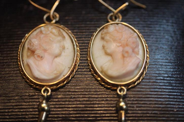 Antieke gouden camee oorbellen peau d'ange koraal angelskin, Sieraden, Tassen en Uiterlijk, Antieke sieraden, Oorbellen, Goud
