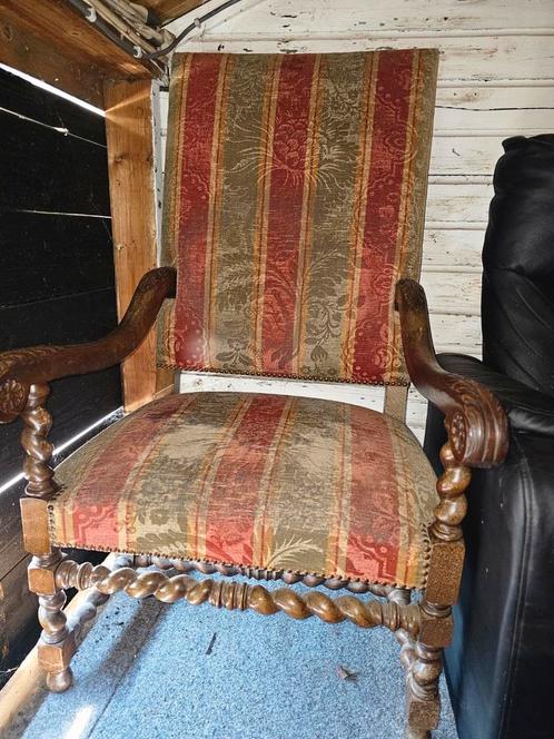 Antieke armstoel met houtsnijwerk – klassiek model, Antiek en Kunst, Antiek | Meubels | Stoelen en Banken, Ophalen