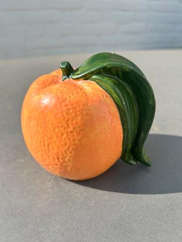 Decoratieve sinaasappel. beschikbaar voor biedingen