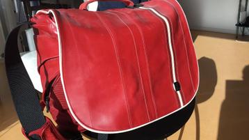 crumpler, tas van leer, twee maal, rood of bruin beschikbaar voor biedingen