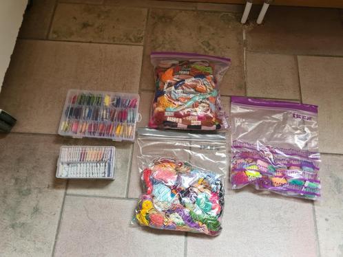 116 strengetjes en 133 bobbins borduurgaren, Hobby en Vrije tijd, Borduren en Borduurmachines, Zo goed als nieuw, Borduurgaren of Zijde