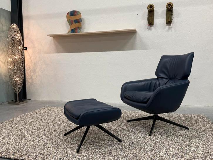 Nieuwstaat Leolux Lloyd Fauteuil met Poef Blauw leer Stoel, Huis en Inrichting, Fauteuils, Zo goed als nieuw, Leer, 50 tot 75 cm