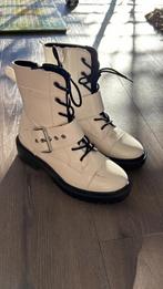 Gratis af te halen: Witte enkellaarsjes, nep leer, maat 36, Wit, Lage of Enkellaarzen, Ophalen of Verzenden, Gedragen