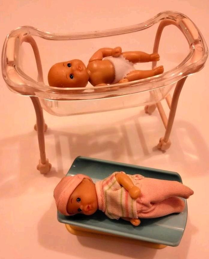 Miniatuur babypopjes met weegschaal en bedje. Popjes ca 7 cm, Verzamelen, Poppenhuizen en Toebehoren, Gebruikt, Poppenhuis, Ophalen of Verzenden