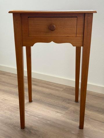 Eiken bijzettafel met lade beschikbaar voor biedingen