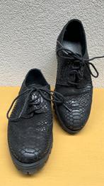 Slangen patroon in het leer maat 38, Ophalen of Verzenden, Zo goed als nieuw, Sneakers of Gympen
