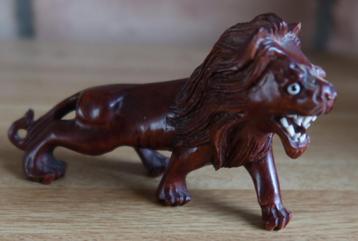 Mooie rood houten leeuw beschikbaar voor biedingen