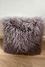 Fluffy / harig / schapenvacht achtig lila sierkussen, Huis en Inrichting, Woonaccessoires | Kussens, Ophalen of Verzenden, Zo goed als nieuw