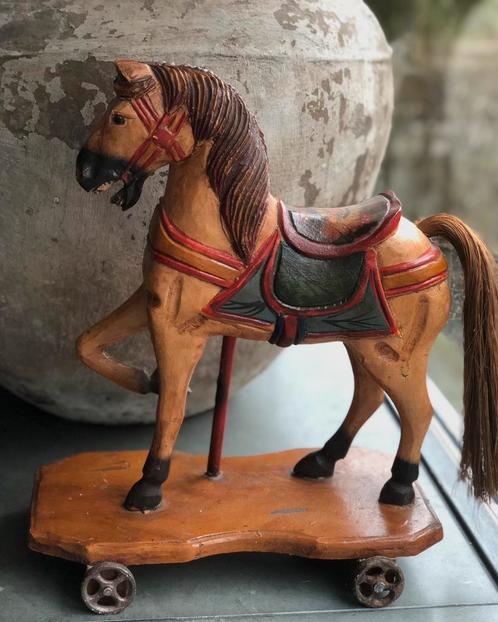 Houten carousel paard op plateau met wielen, Antiek en Kunst, Curiosa en Brocante, Ophalen of Verzenden
