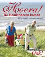 Yvette Kuiper -  Hoera De Kleinkinderen Komen (Hardcover/Geb, Boeken, Nieuw, Ophalen of Verzenden