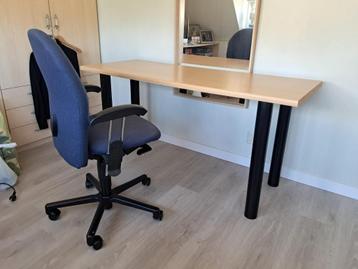 Bureau met stoel beschikbaar voor biedingen