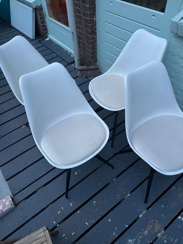 Gratis Eetkamerstoelen - 4 stuks (met gebruikerssporen)