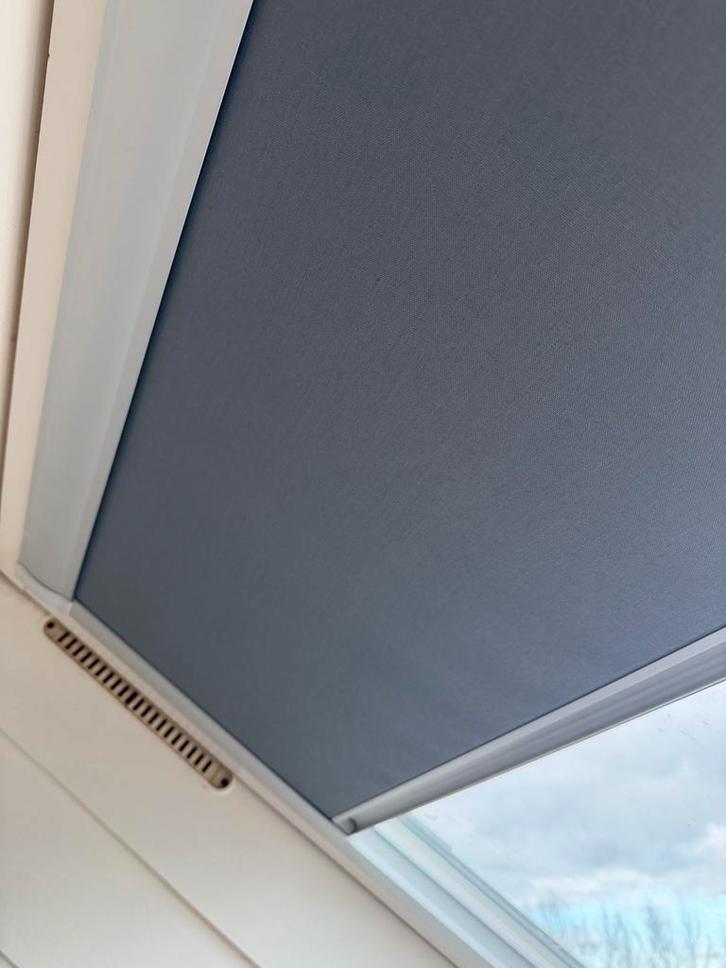 2 Verduisterende Dakraam Screens, Doe-het-zelf en Verbouw, Rolluiken, Gebruikt, 100 tot 150 cm, Minder dan 100 cm, Grijs, Ophalen of Verzenden