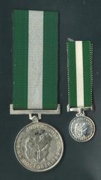 NIGERIA 1964 Independence Medal, both full size and mini, Verzamelen, Verzenden, Landmacht, Overige gebieden, Lintje, Medaille of Wings
