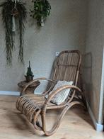 Rotan stoel met bijzettafel, Huis en Inrichting, Stoelen, Ophalen, Overige kleuren, Riet of Rotan, Zo goed als nieuw