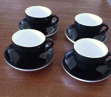 4 Kop en schotels cappuccino zwart/wit beschikbaar voor biedingen