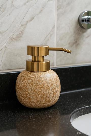 Zeepdispenser. Crackle goud/wit. Decoupage beschikbaar voor biedingen