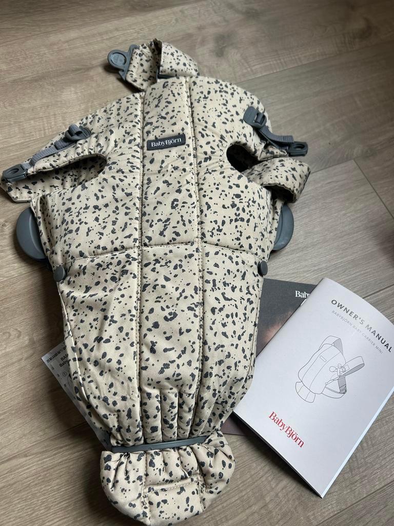 Draagzak Baby Björn Mini panter Beige/dark grey print- ZGAN!, Kinderen en Baby's, Babydragers en Draagdoeken, Ophalen, Zo goed als nieuw