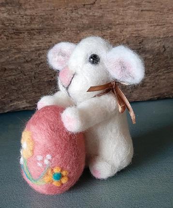 Genaaldvilt Konijntje met bloemen ei wol handgemaakt  beschikbaar voor biedingen