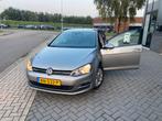 Volkswagen Golf 1.0 TSI 110pk 5D 2017 Grijs, Auto's, Volkswagen, Voorwielaandrijving, Stof, Zwart, 610 kg