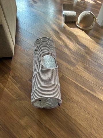 Speelrol voor de kat beschikbaar voor biedingen