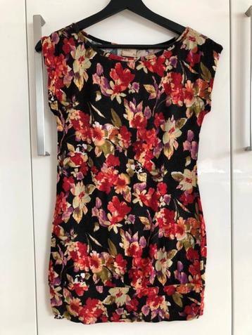 Korte Jurk met bloemen - XS beschikbaar voor biedingen