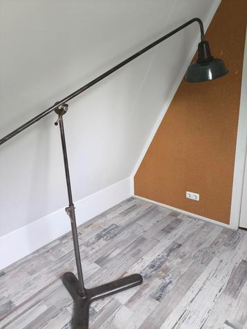 Industriële Vloerlamp -  beschikbaar voor biedingen