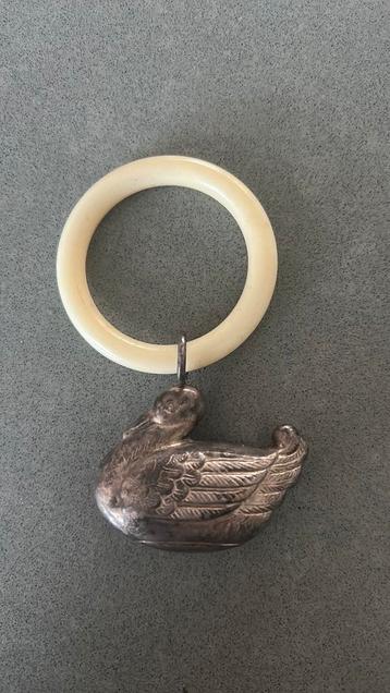 Antieke bijtring / rammelaar eend zilver met belletje beschikbaar voor biedingen