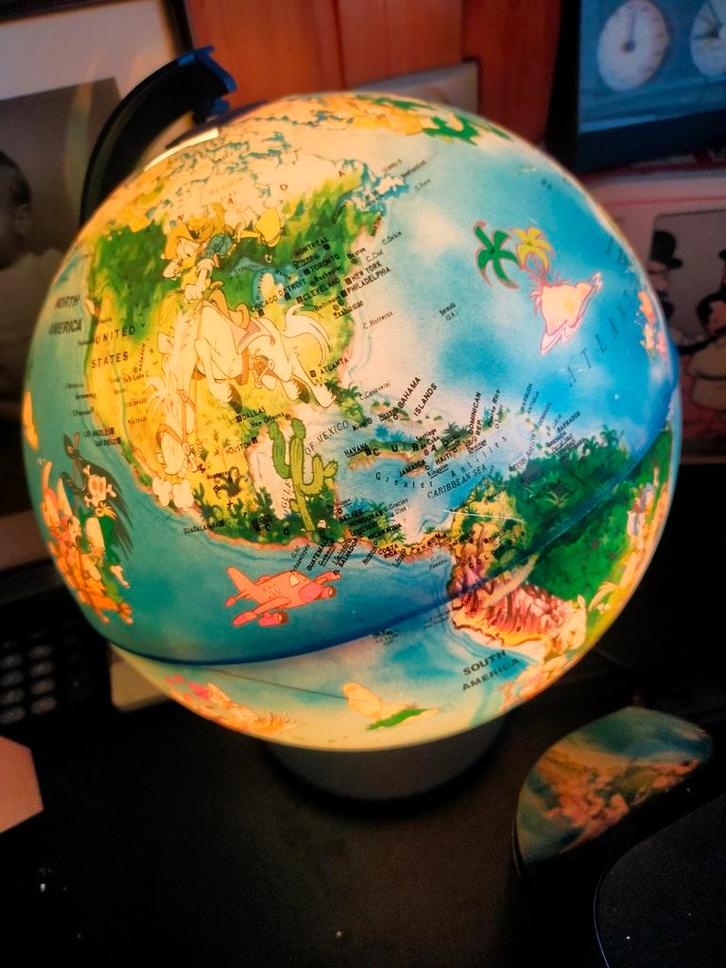 Disney Globe met Verlichting, Huis en Inrichting, Woonaccessoires | Wereldbollen, Gebruikt, Verlicht, Ophalen