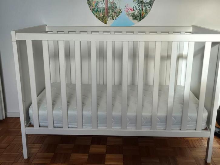 Ledikant 60x120 wit met matrasje, Kinderen en Baby's, Babywiegjes en Ledikanten, Zo goed als nieuw, Ledikant, Ophalen