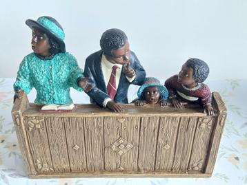Beeld Enesco "African Family in Pew Church" beschikbaar voor biedingen
