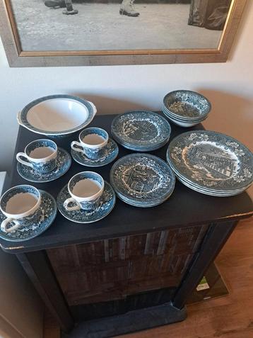 25 delig Royal Tudor Ware Servies - Coaching Taverns beschikbaar voor biedingen