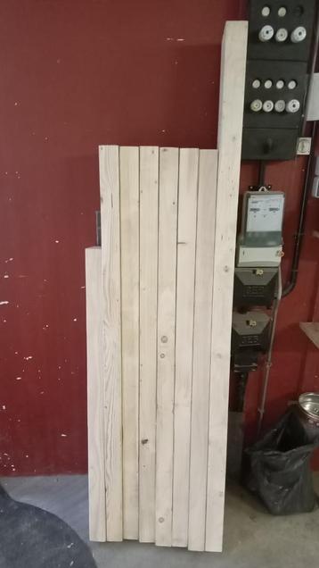 Houten balken beschikbaar voor biedingen