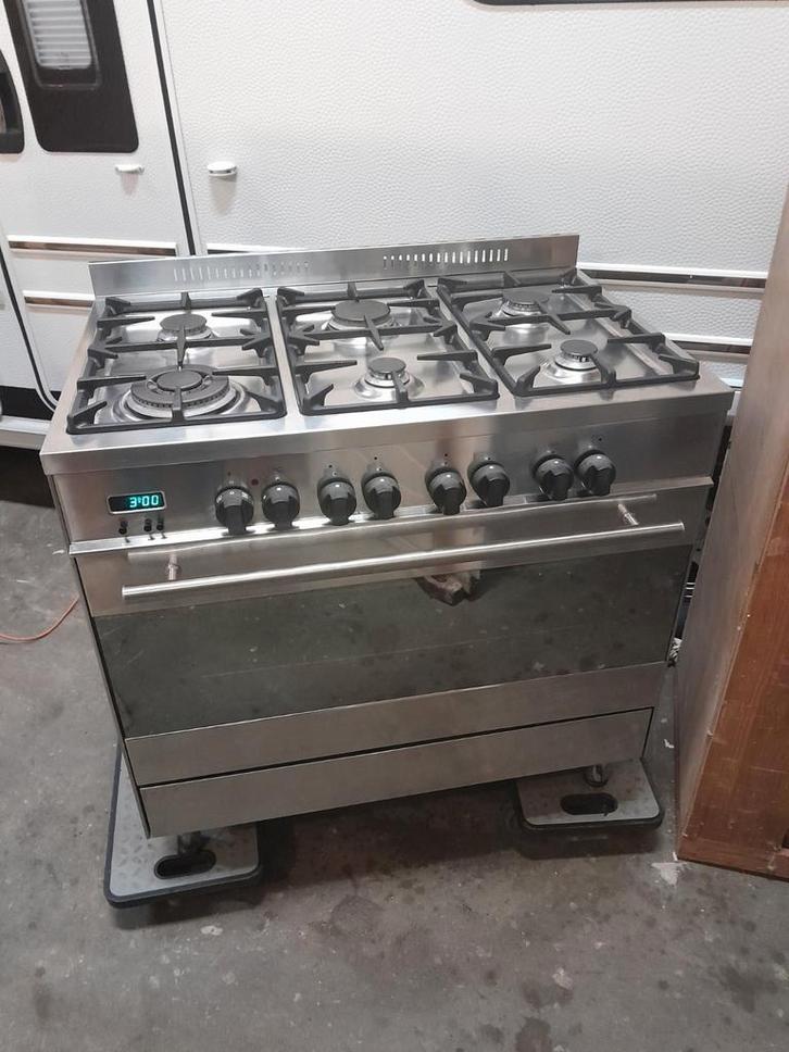 Attilla gasfornuis, Witgoed en Apparatuur, Fornuizen, Zo goed als nieuw, Vrijstaand, Gas, 5 kookzones of meer, 85 tot 90 cm, 60 cm of meer