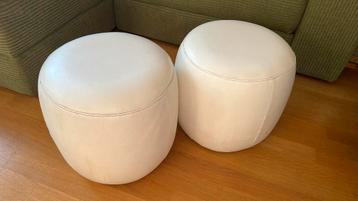 2x poef wit beschikbaar voor biedingen